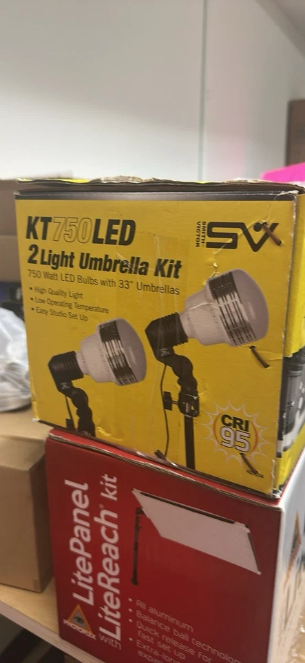 Smith-Victor KT750LED 2-Light Umbrella Kit - Image 4 of 4