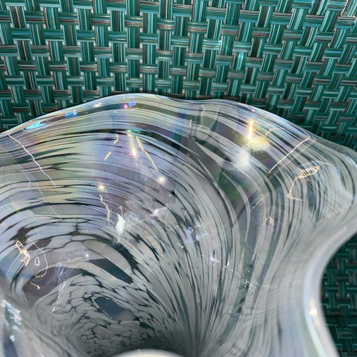 GLASS EYE STUDIO hand blown IRIDESCENT WHITE RUFFLE VASE (MINT) - Picture 4 of 9