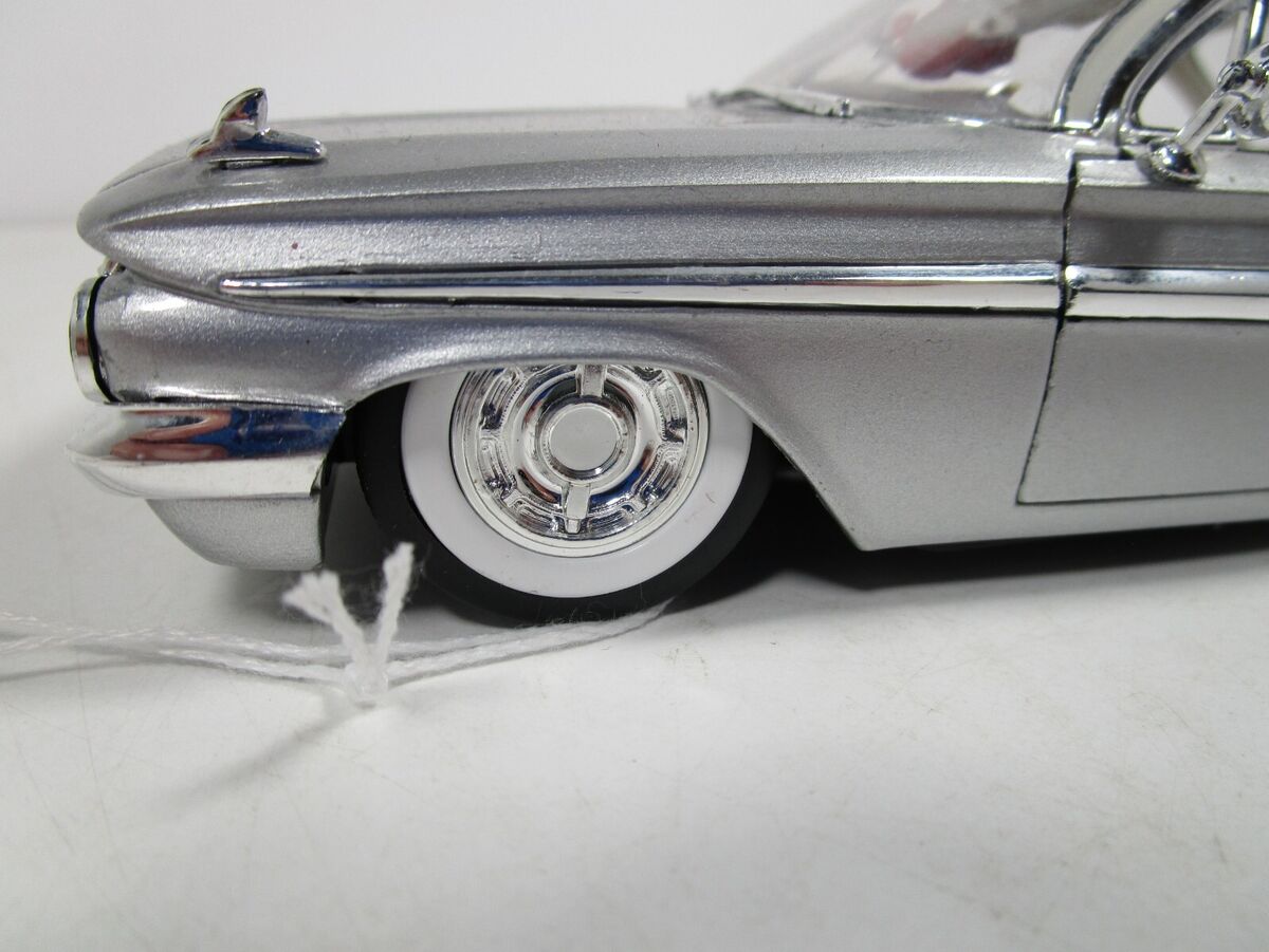 JADA 1/24 STREET LOW SILVER/WHITE 1961 CHEVY IMPALA LOWRIDER JADA 1/24 STREET LOW SILVER/WHITE 1961 CHEVY IMPALA LOWRIDER