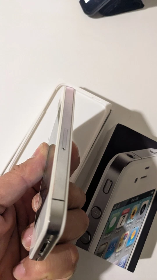 Apple iPhone 4 - 16GB - BIANCO - Ios 4.3 - Immagine 3 di 4