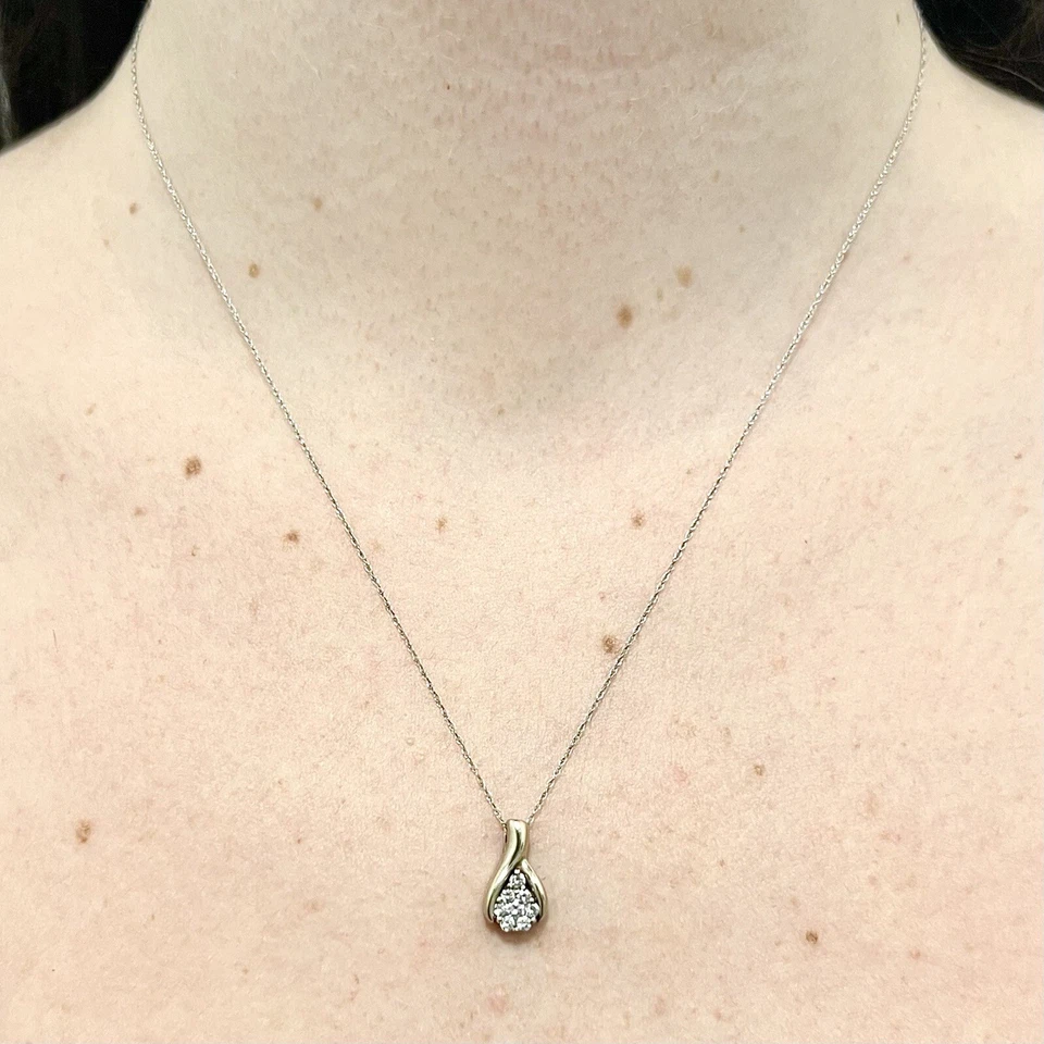 Colgante con racimo de diamantes de 14K - Colgante de diamantes de oro blanco de 14K - Collar de diamantes Foto 2 de 4