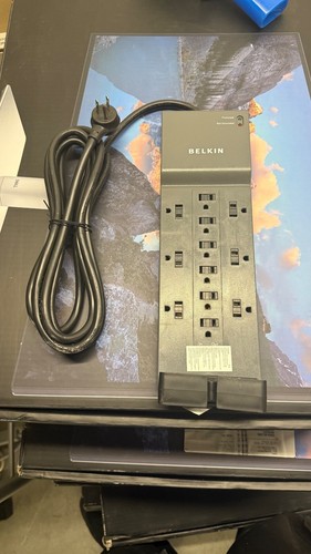 BELKIN 12-Port Surge Protector - 第 1/1 張圖片
