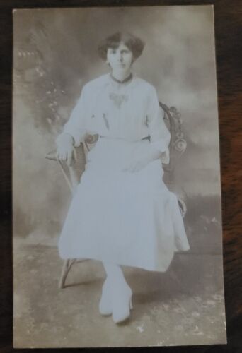 Early Sitting Woman Lady White Sukienka Botki Krzesło RPPC Pocztówka - Zdjęcie 1 z 2