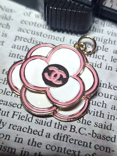 CHANEL VINTAGE BUTTON ZIPPER PULL WHITE PINK GOLD FLOWER 28 MM, 1 Pc