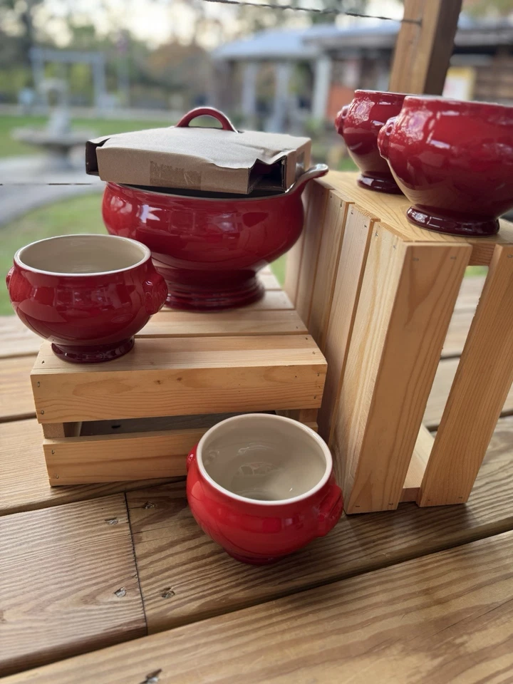 Le Creuset EXCEPTIONAL FIND NEW Set 3QT Cerise Soup Tureen w/ 4-20oz Soup Bowls! - Image 3 of 4