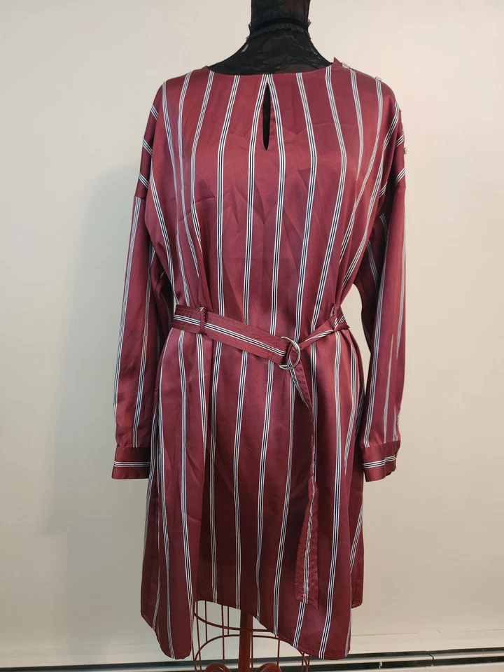 Nuevo con etiquetas Vestido Camisa Express M Satinado Borgoña Vino Rayas Cerradura Cinturón Mediano Foto 2 de 4