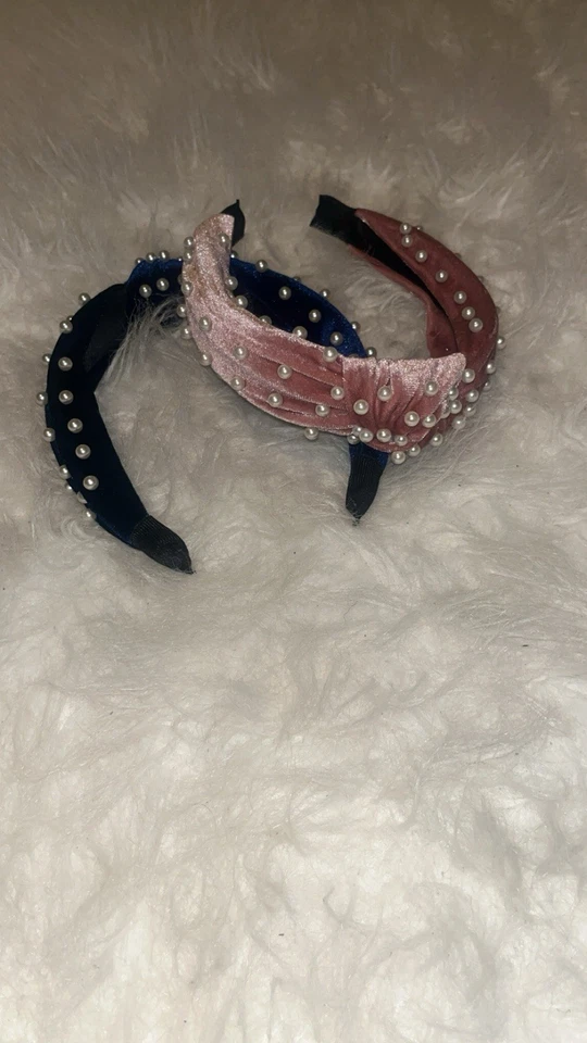 Diademas de terciopelo adornadas con perlas en rosa y azul marino Foto 2 de 4