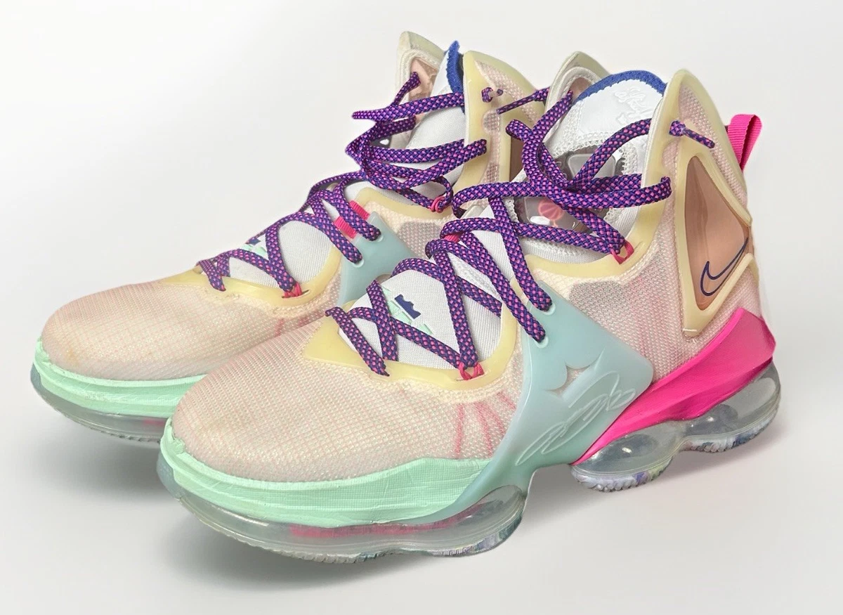 Nike LeBron 19 Valentine display picture 1