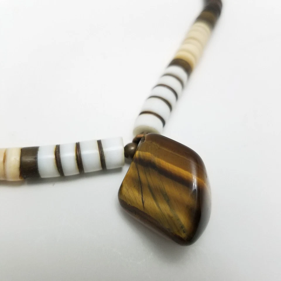 Collar de cuentas Heishi con concha de pluma marrón y piedras preciosas con colgante de piedras preciosas de ojo de tigre Foto 3 de 4