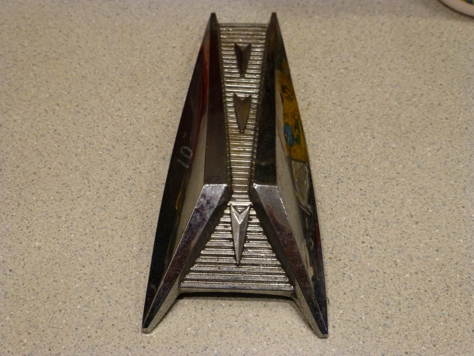 Dodge Seneca Pioneer 1960 capó de dardos rejilla emblema insignia adorno 1903477 Foto 4 de 4