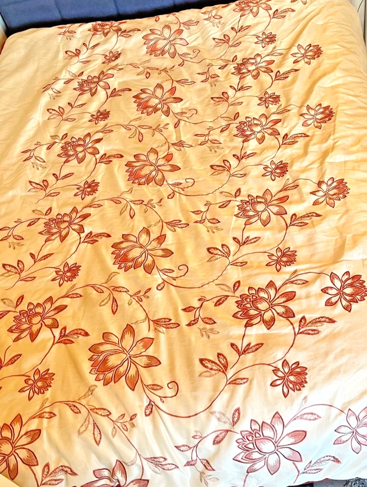 Edredón Floral Bordado Colección Martha Stewart Dorado Rojo Rayón Reina Foto 2 de 4