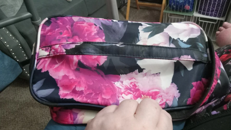 MODELLA 11"x5 3/4"x5 1/4" LARGE COSMETIC BAG BLACK BACKGROUND W/FLORAL PRINT - Image 4 of 4