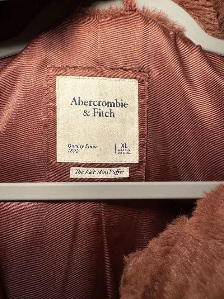 Jaqueta acolchoada de pele sintética na cor marrom. Tamanho XL. Abercrombie & Fitch  - Imagem 3 de 4