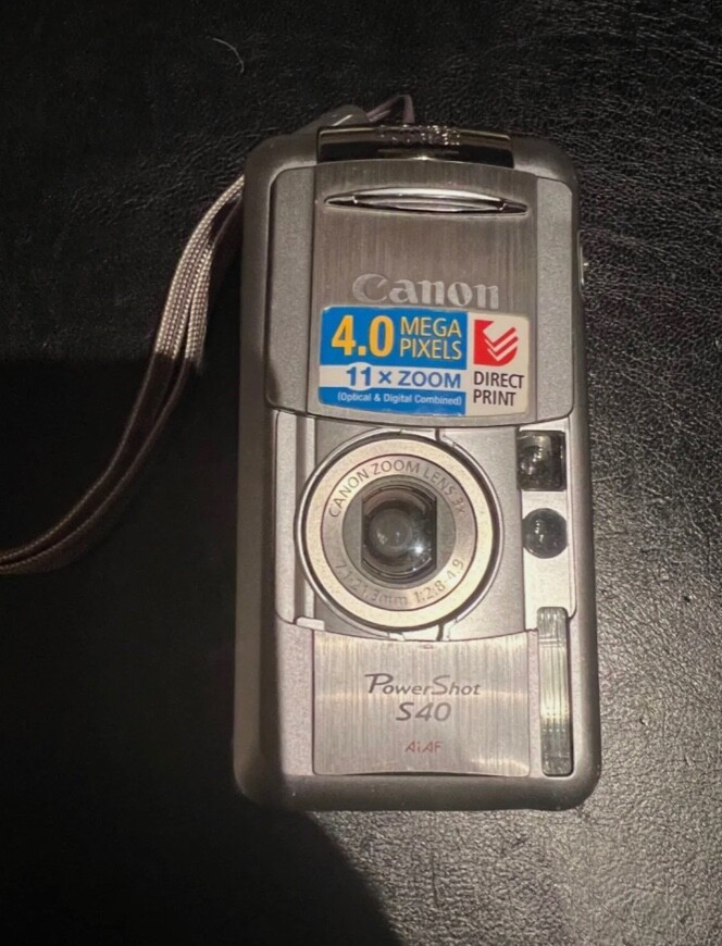 キャノン　パワーショットS40 Canon PowerShot S40 Digital camera with CompactFlash card at