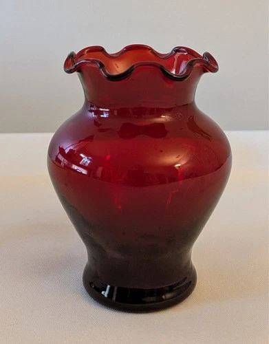 Vintage Anchor Hocking Royal Ruby  red 4" ruffle vase- excellent condition