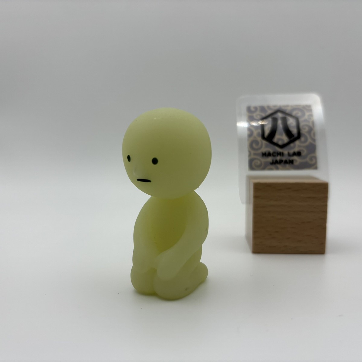 SMISKI Series 2 Kneeling GLOW IN THE DARK Figure Dreams Japan | eBay