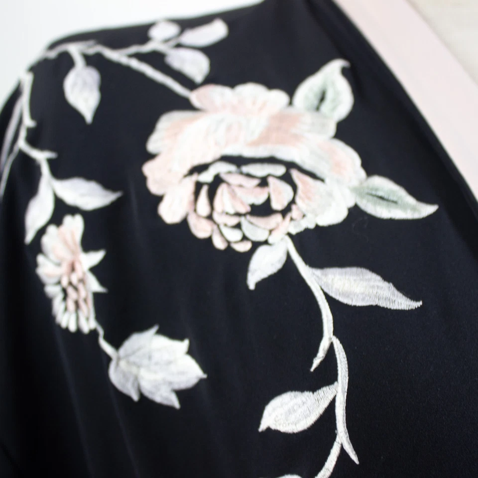 Bata de satén Natori de colección talla única bordado floral kimono de inspiración asiática negra Foto 3 de 4