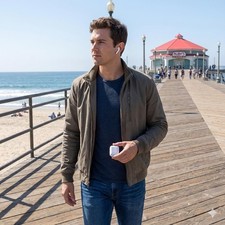 Apple AirPods 2nd Gen Charging Case with Wireless Charging Used to Evaluate