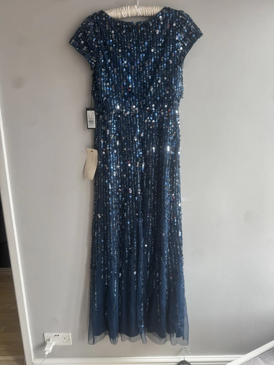 Vestido Blusa Larga con Cuentas Azul Profundo Adrianna Papell Mangas Cortas. 10