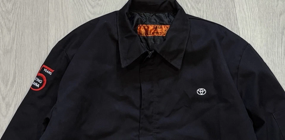 Chaqueta de bombardero Toyota acolchada de colección años 90 roja Kap ropa de trabajo mecánica para hombre pequeña Foto 3 de 4