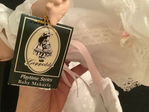Muñeca bebé de porcelana Geppeddo en moisés MIKAYLA 3 piezas conjunto edades 5+ - Imagen 9 de 9