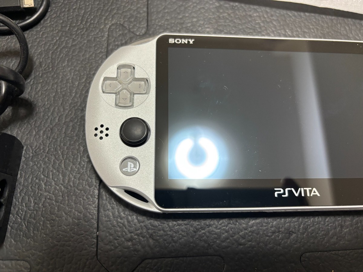 【未使用級】PlayStation Vita PCH-2000ZA25 シルバー Good】Sony PlayStation Vita PCH-2000 ZA25 Silver Handheld System