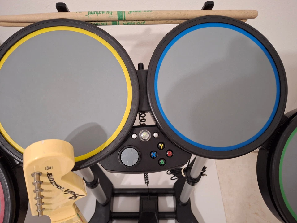 Xbox 360 Rock Band 1, 2, 3, Micrófono, Batería, Guitarra, Paquete de 5 Juegos, PROBADO Foto 3 de 4