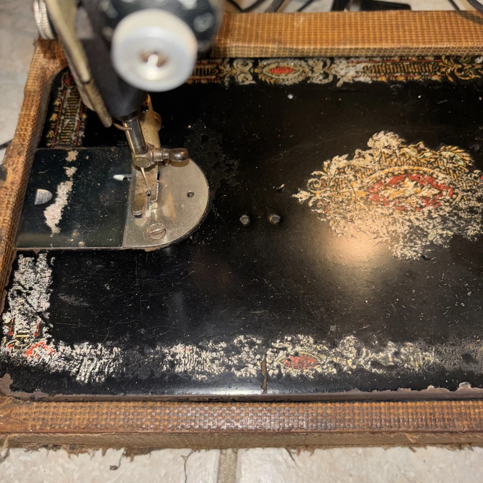 MÁQUINA DE COSER ANTIGUA CANTANTE MODELO 66 'OJO ROJO', FUNCIONA CON ESTUCHE Foto 3 de 4