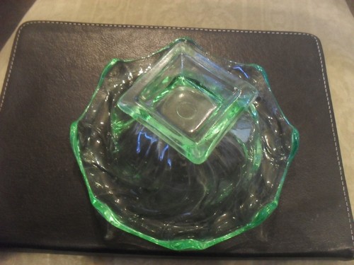 ART DECO Vintage Bagley Equinox przezroczysta zielona szklana miska pozowa  - Zdjęcie 4 z 4