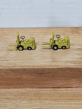 2 HO 1/87 scale Clark forklift .