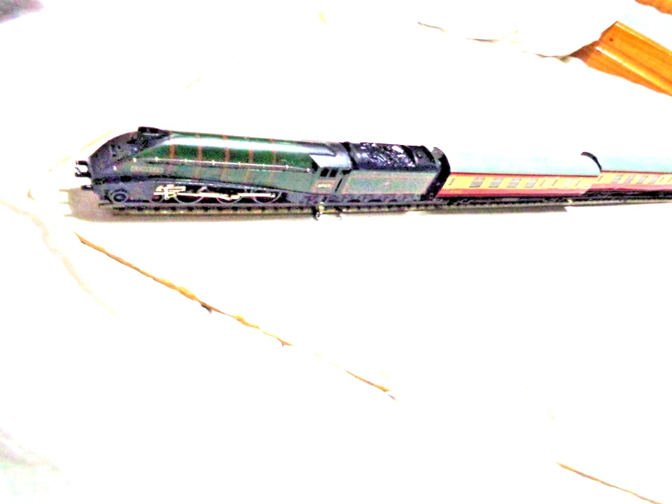 HORNBY DUBLO L11 MALLARD PLUS THREE COACHES - Image 3 of 4
