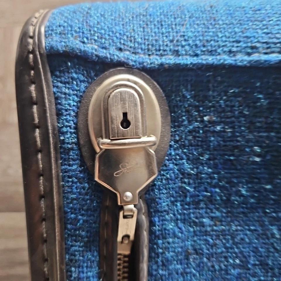 Vintage Skyway Luggage Plaid Tweed Blue Lock from 70’s Suitcase 21 x 14 x 7" - Image 2 of 4