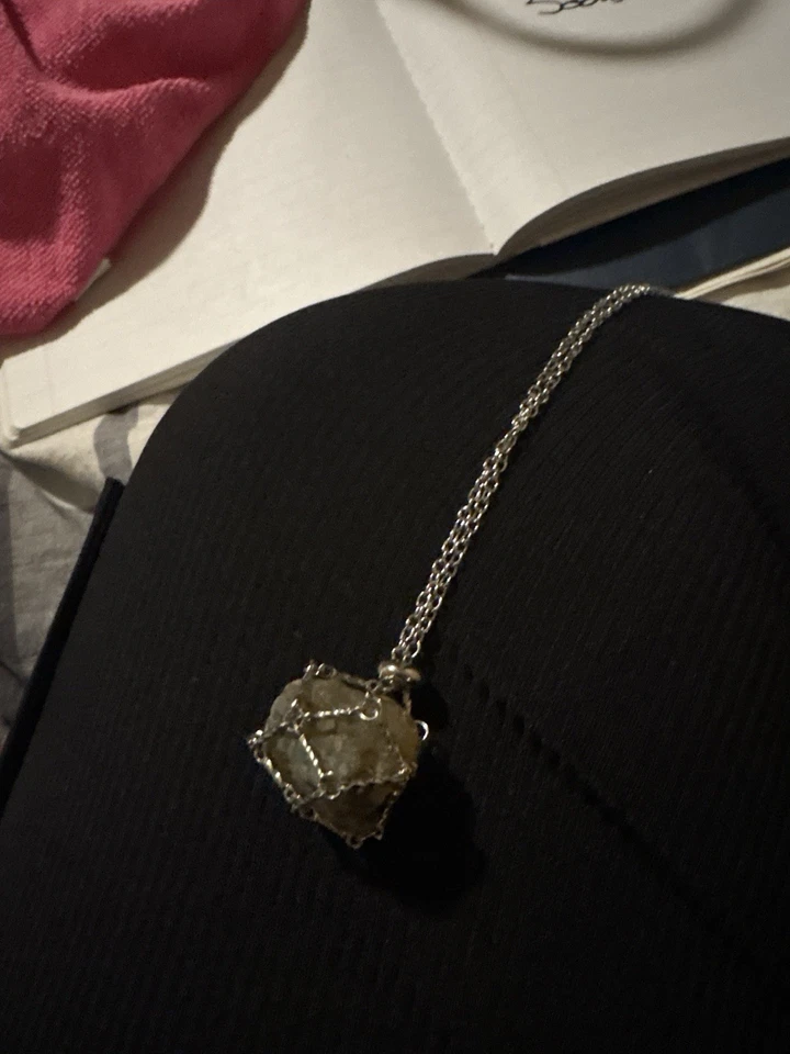 Impresionante cuarzo aurora boreal en jaula de acero inoxidable con cadena ajustable Foto 4 de 4