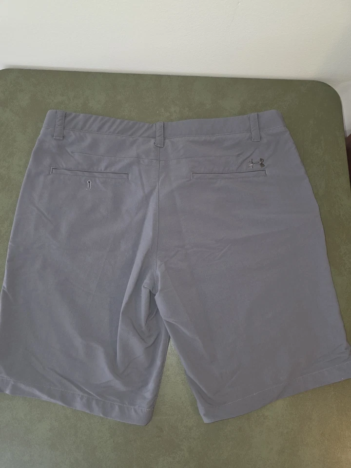 Pantalones cortos de golf Under Armour Match Play grises para hombre, talla 38 Foto 2 de 3