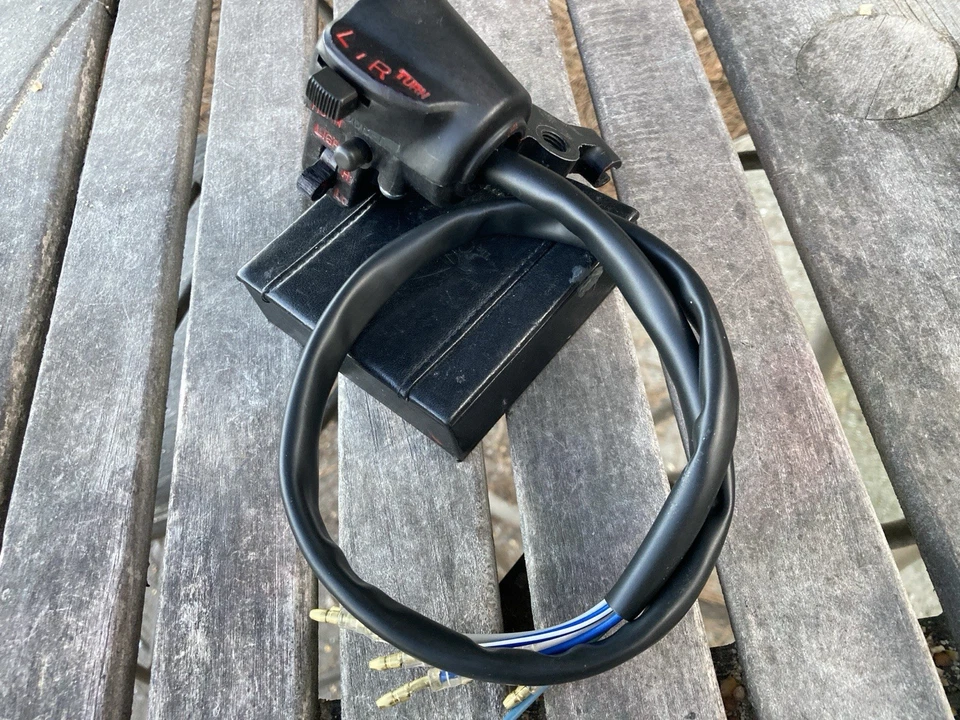 1975-76 Honda - CB200T, CB125S S2 - Controles de seta, escurecimento e buzina do guidão - Imagem 2 de 4