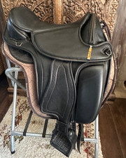 Barefoot Treeless Saddle  London Dressage Black w/ Barefoot Pad Seat Size 2 (17)