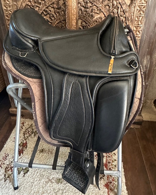 Barefoot Treeless Saddle  London Dressage Black w/ Barefoot Pad Seat Size 2 (17)