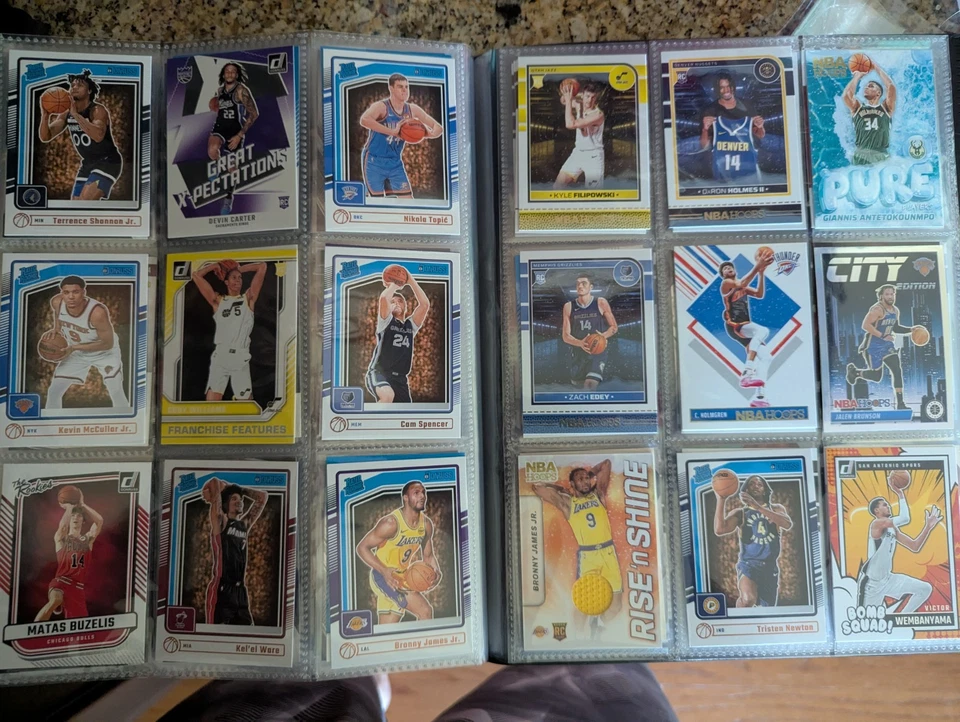 Más de 600 tarjetas coleccionables de baloncesto de la NBA de varios años. Prizm, Select, dos carpetas Foto 4 de 4