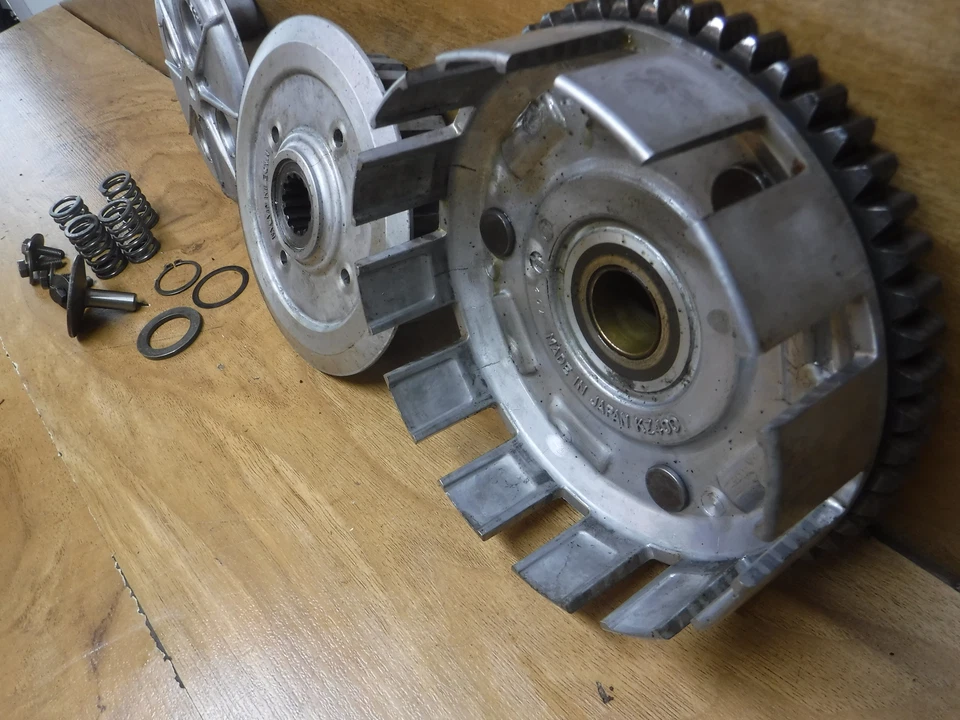 2/D KAWASAKI KZ440 KZ 440 OEM EMBRAGUE COMPLETO CON PLACAS CUBO CESTA Foto 2 de 4