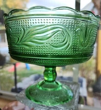Vintage E.O. Brody Co. Emerald Green Fruit Pedestal Glass Bowl Candy Dish