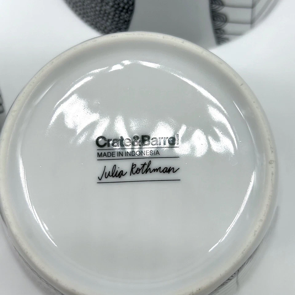 Juego de 4 vajilla blanco y negro 16 piezas Carate & Barrel Leif de Julia Rothman Foto 4 de 4