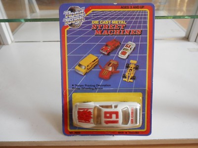 Road Though / Yatming Ford Thunderbird in weiß auf Blister