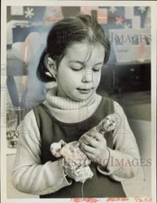 Press Photo Linda Strnad stuffing handmade giraffe at Lakewood, Ohio - nei14295