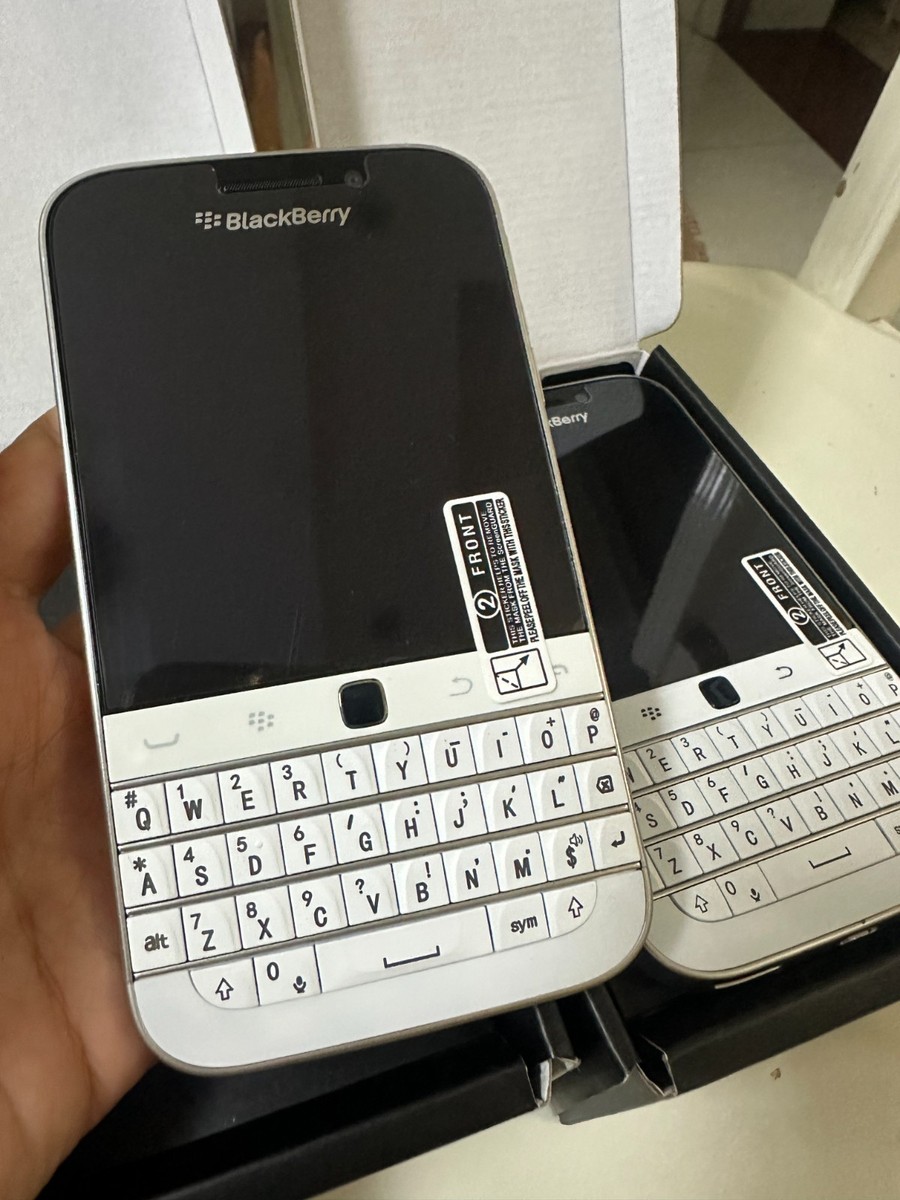 BlackBerry Classic Q20 SQC100-4 AT&T Unlocked 16GB Qwerty Keyboard