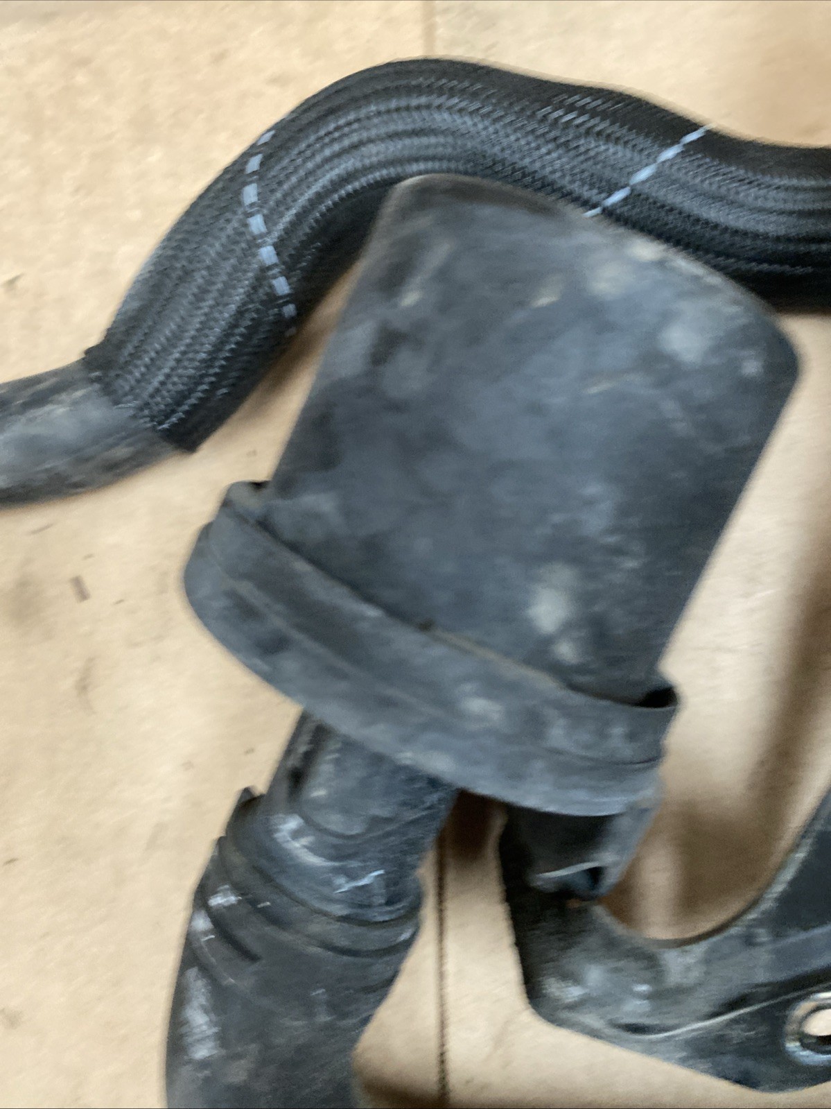 2014 2015 Audi R8 V8 Vacuum Pump Hose Pipe Valve Motor Mount  Oem 2725