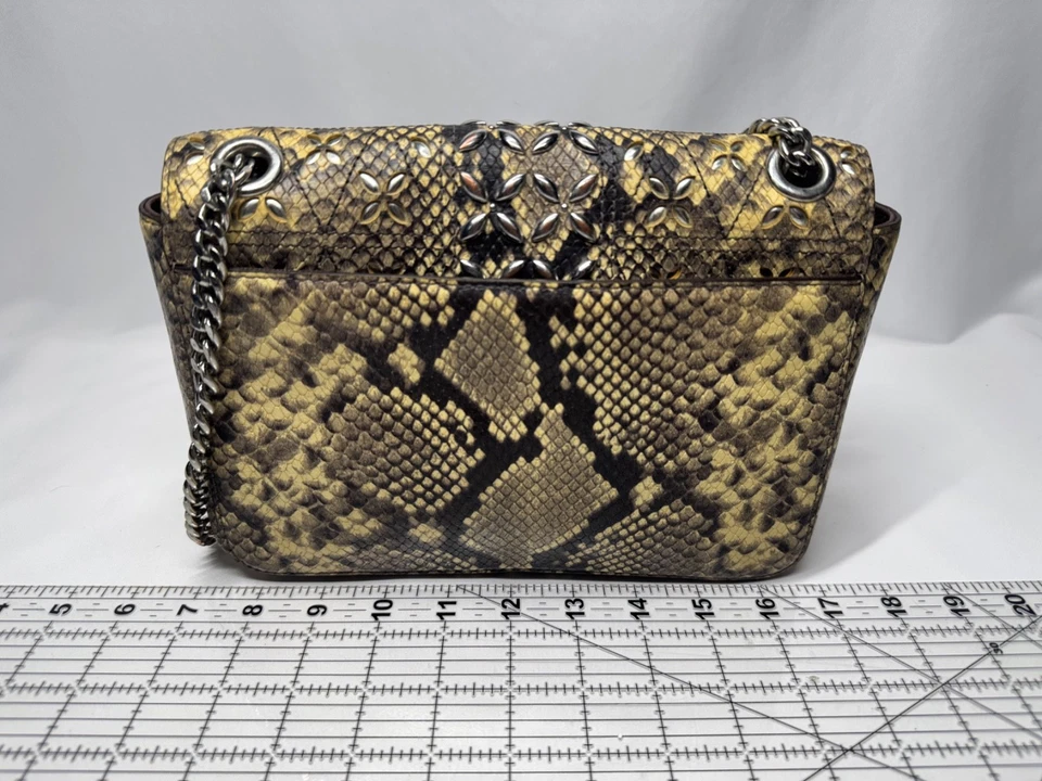 Bolso de hombro Michael Kors Tina mediano de piel de serpiente detalles plateados correa de cadena Foto 3 de 4