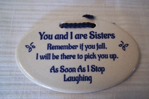 Placca ceramica sorella di Mountain Meadows - YOU AND I ARE SISTERS - DIVERTENTE
