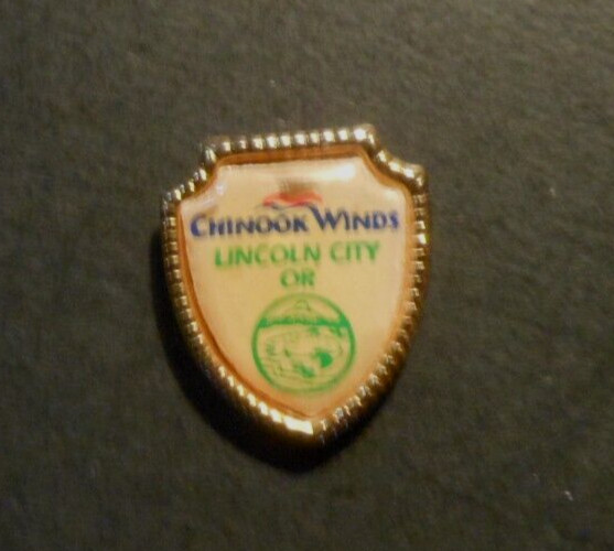 CASINO COLLECTIBLE PIN / PINBACK "CHINOOK WINDS CASINO" LINCOLN CITY, OREGON use