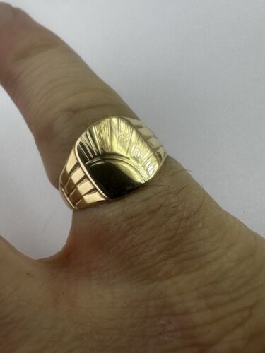 9ct (375) Yellow Gold Panelled Engraved Signet Ring Size UK "O” Ship Worldwide - Picture 10 of 13