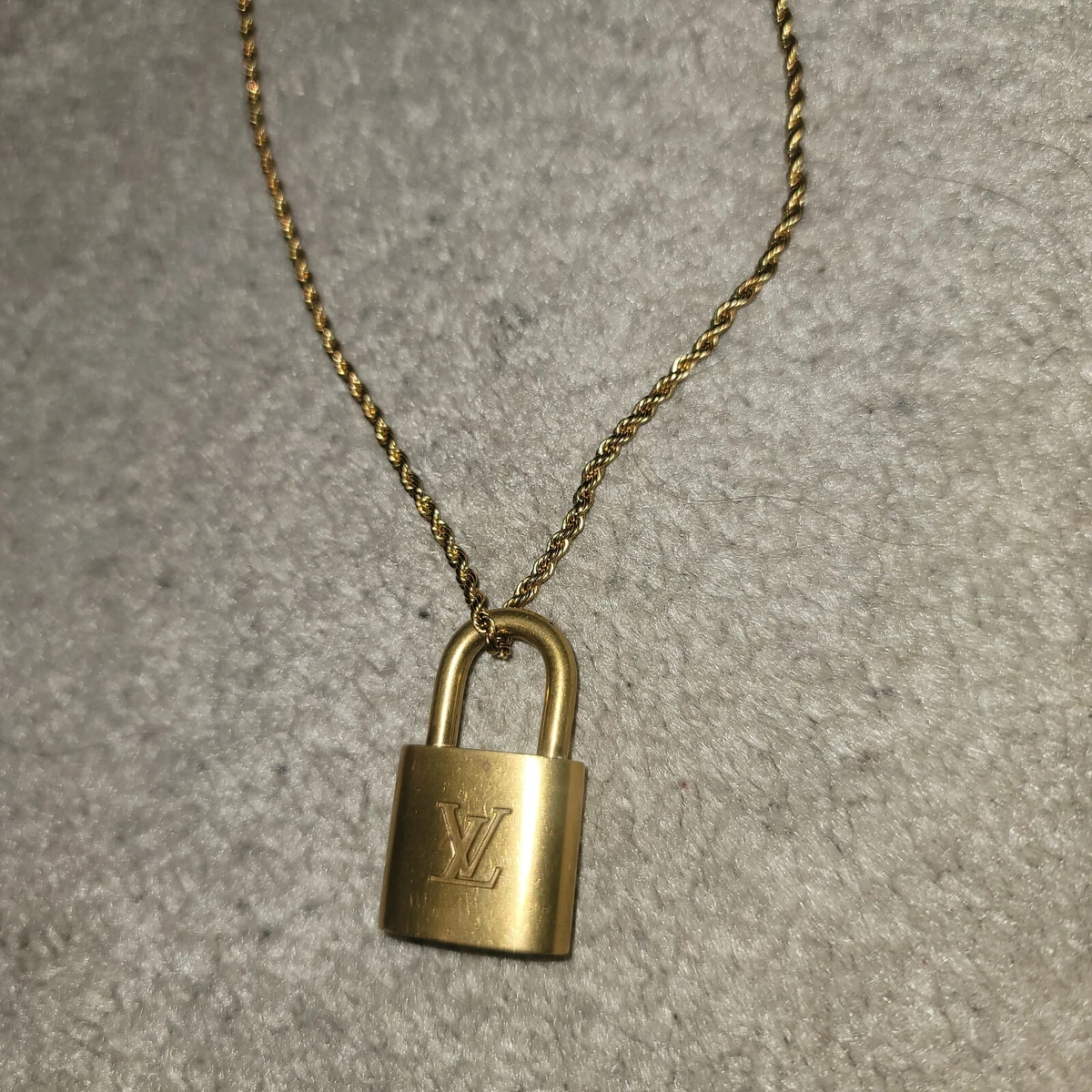 Louis vuitton 2024 lock pendant necklace
